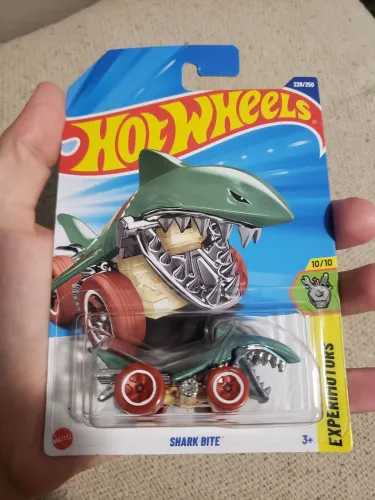 Hot Wheels Shark Bite *T-Hunt
