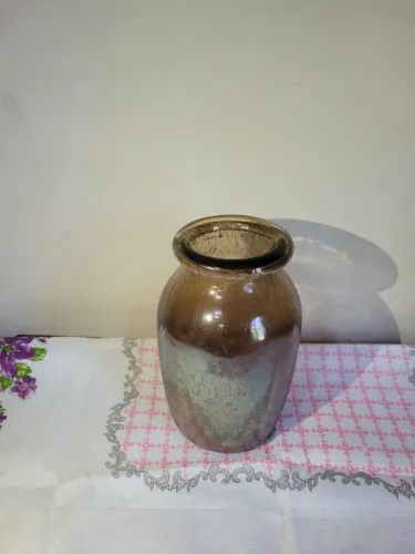 Vaso de vidro marrom com efeito rústico, medindo 12x20cm (LxH)