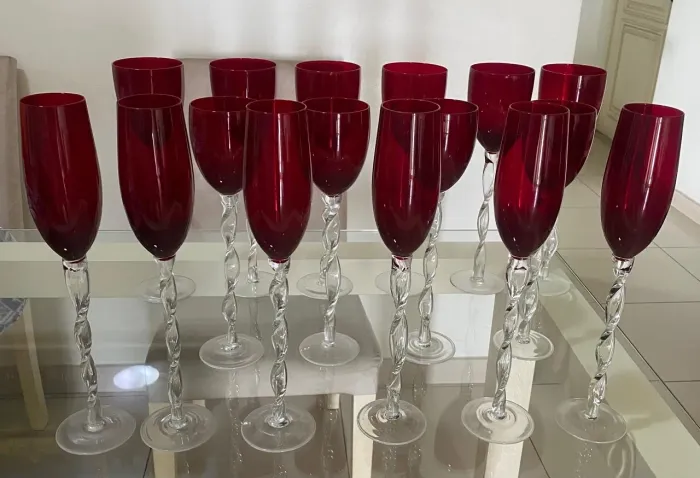 Conjunto de copos para vinho, água e champanhe. 16 unidades