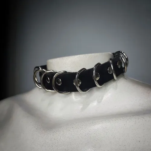 Gargantilha de Couro Preto com Argolas