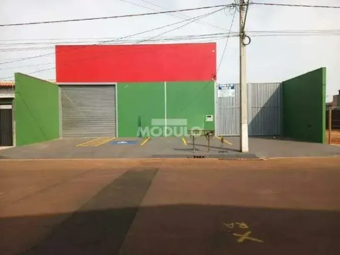 Galpão comercial para locação no Novo Mundo