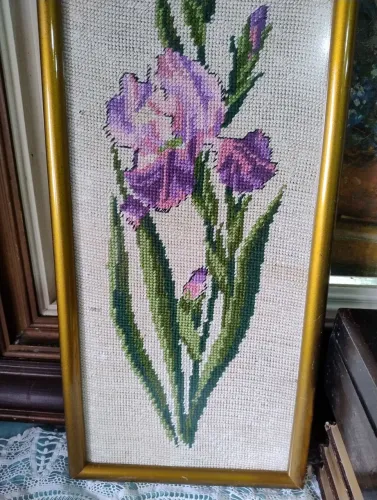 Quadro Bordado Iris em Ponto Cruz - Decoração Exclusiva