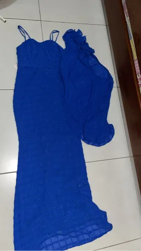 Vestido azul com echarpe