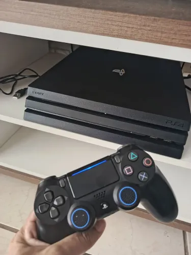 PS4 Pro 4K 1TB semi novo impecável