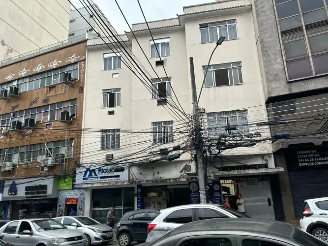 RARIDADE NA 25 DE AGOSTO! APARTAMENTO AMPLO DE 3 QUARTOS AO LADO DA PRAÇA DA PREFEITURA!