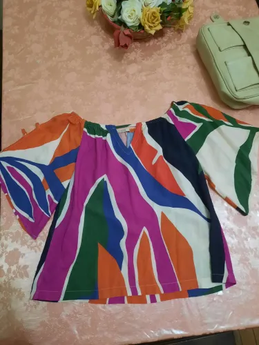 Blusa estampada com mangas amplas