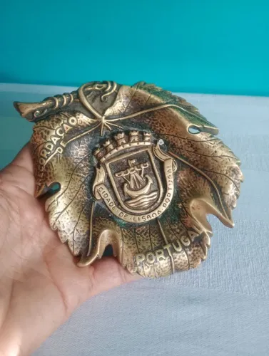 Antigo cinzeiro em bronze maciço Recordação de Lisboa - Portugal <br><br><br><br>12 cm