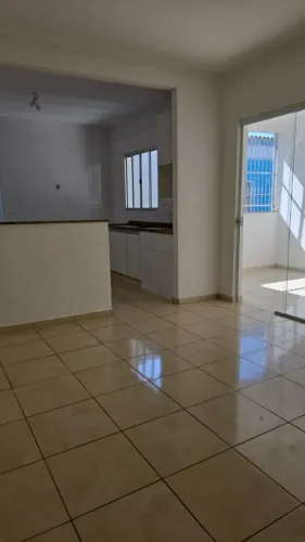 Casa espaçosa, Zona Leste - 2 quartos com garagem, bem localizada