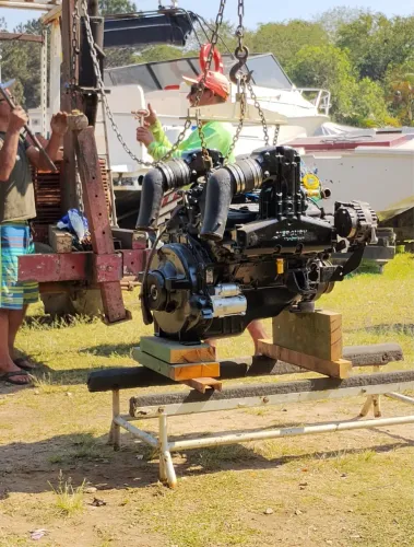 Motor Mercury Mercruiser 5.7 260hp (precisa ser refeito, não está funcionando)