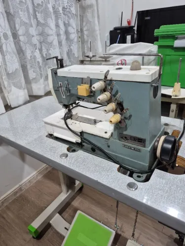 Máquina de costura galoneira