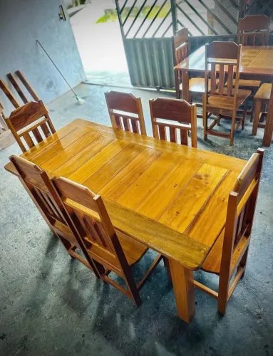 Conjunto de Mesa de Jantar em Madeira Maciça