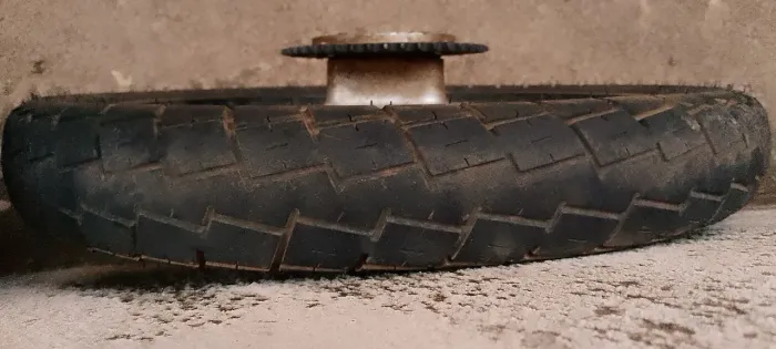 Aro de ferro complicado, com dois pneus seminovos.