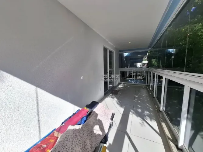 Seu lar dos sonhos está aqui! Apartamento à venda na Tijuca, na Rua Araújo Pena, com varan