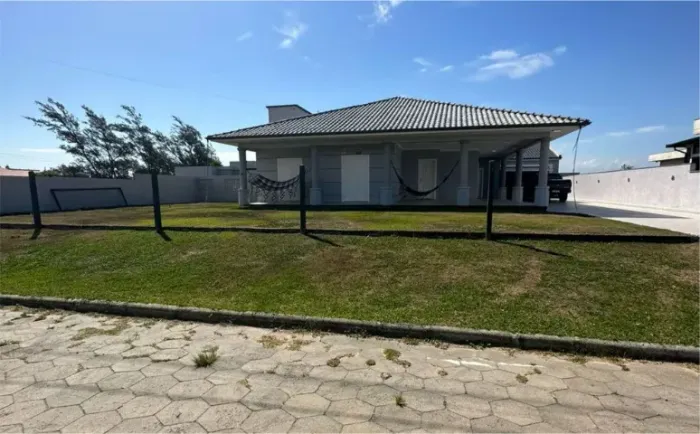 Casa ampla TODA EM LAJE de frente para o mar APENAS 300m da praia Balneário Rincão