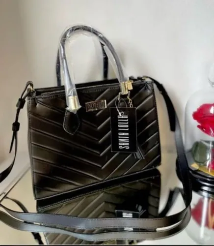 Bolsa Santa Lolla preta com detalhes em relevo