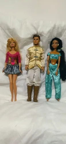 Bonecas Barbie e princesas Disney