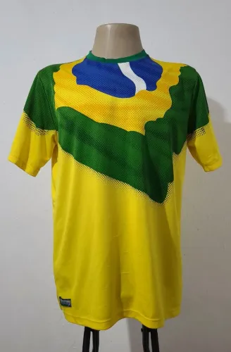 Camisa do Brasil tamanho G, bonita, original, bem confortável, tecido macio.
