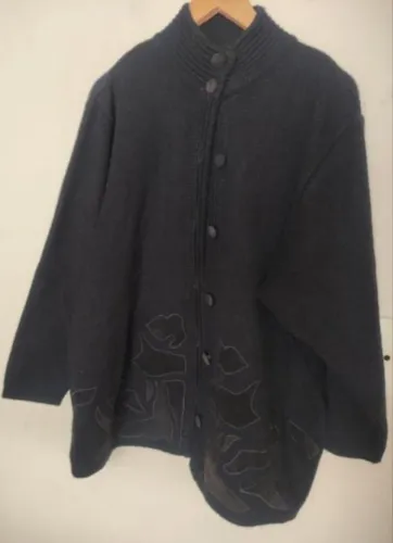 Cardigan Feminino Azul Escuro com Detalhes