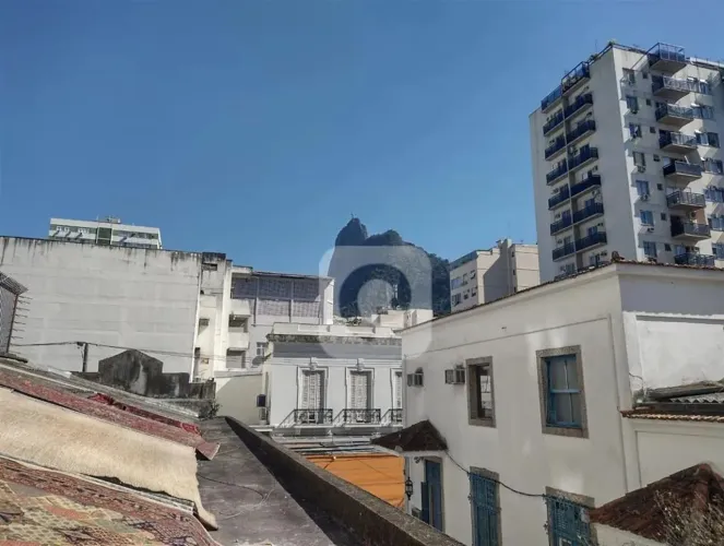 Patrimovel vende ampla casa em Botafogo com quintal e edícula