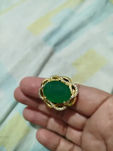 Anel dourado com pedra verde