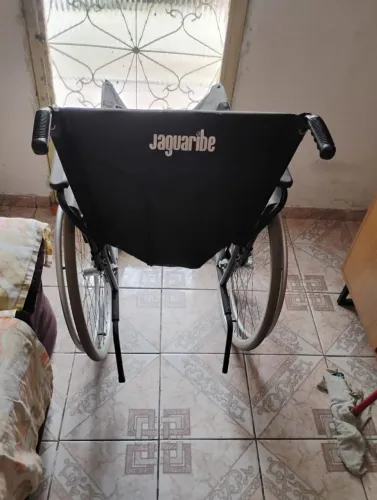 Vendo cadeira de rodas 80 cm de largura x 55 cm de altura, cadeira muito nova nunca utiizd