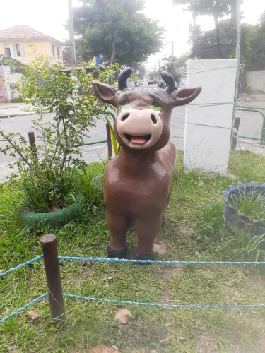 Escultura Decorativa de Vaca Sorridente