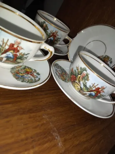 Conjunto de Café Vintage com Detalhes em Dourado