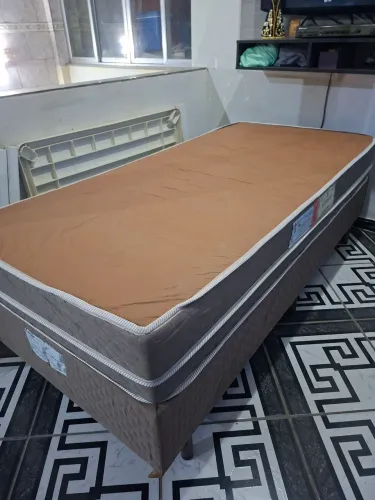 Vendo Cama Box Solteiro ,  com base do baú.