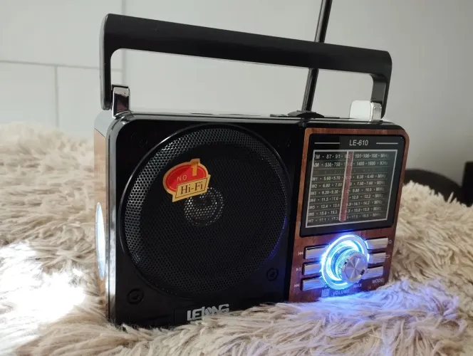 Rádio Portátil LE-610 Retro com Design Vintage