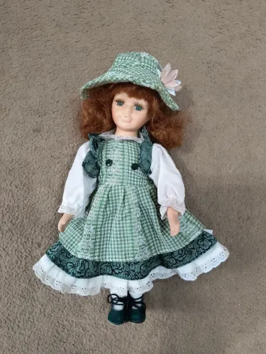 Boneca Antiga com Vestido e Chapéu