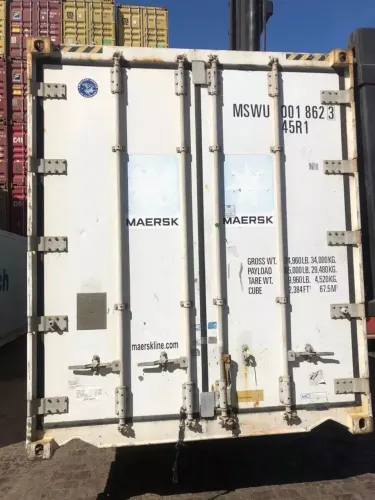 Container refer 6 metros, cortado ao meio parte da porta outra parte aberto