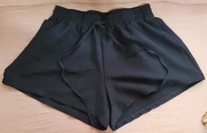 Short com elástico preto muito confortável.