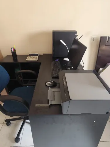 Mesa de Escritorio em L - 1.50 x 1.50 com 8 repartições de arquivo