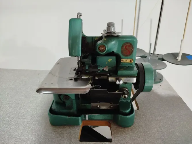 Máquina overclock Singer com bancada e motor