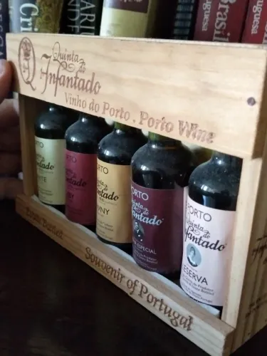 Souvenir caixa com 05 Vinhos do Porto miniaturas. 