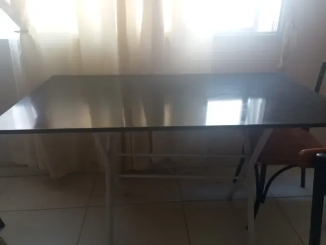 Mesa de jantar com tampo de granito + 3 cadeiras(valor separado)