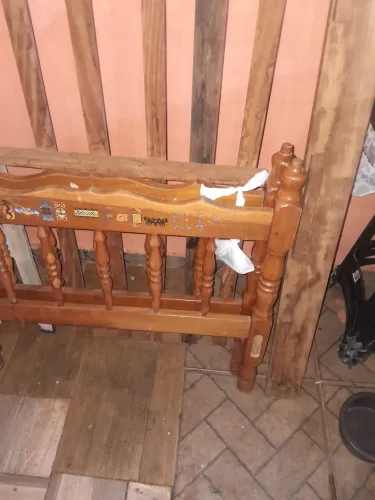Cama de solteiro de madeira
