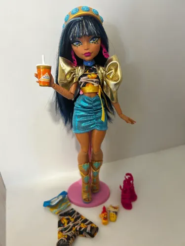 Monster High Cleo de Nile (com caixão) Skulltimate secrets 