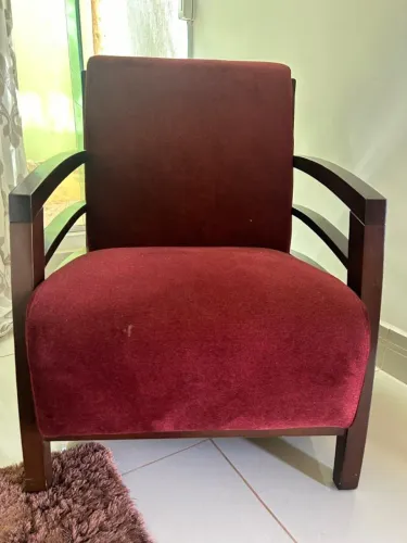 Vendo 02 cadeiras/poltronas em veludo bordô com braços de madeira, ótimo estado de conserv