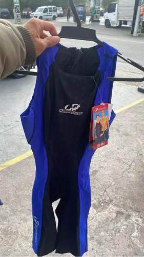 Roupa de banho feminina na etiqueta 