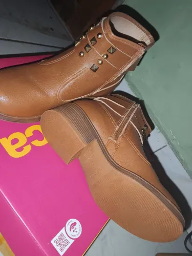 Bota moleca marrom