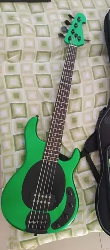 Contrabaixo modelo Musicman