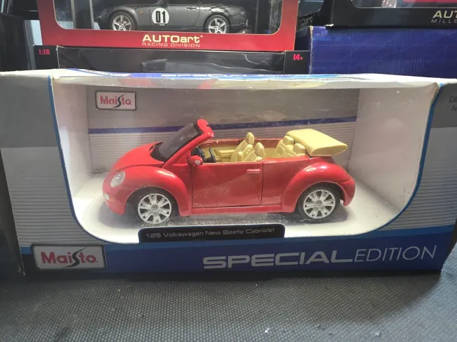 Miniatura 1:25 Volkswagen New Beetle Cabriolet marca Maisto