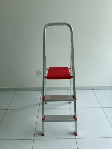 Escada De Alumínio Dobrável Compacta com 3 Degraus - Botafogo - Leve e Resistente