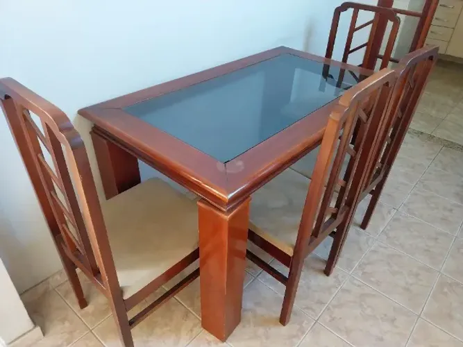 Mesa de jantar em madeira
