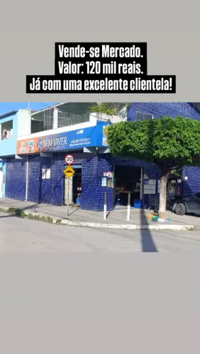 Mercado com clientela.