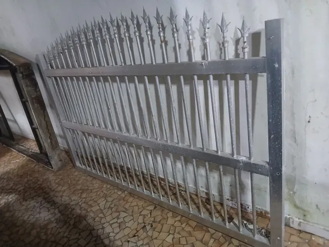 Janela madeira maciça e grande completa