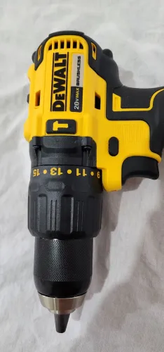PARAFUSADEIRA E FURADEIRA DE IMPACTO - DEWALT ( sem bateria e sem carregador)