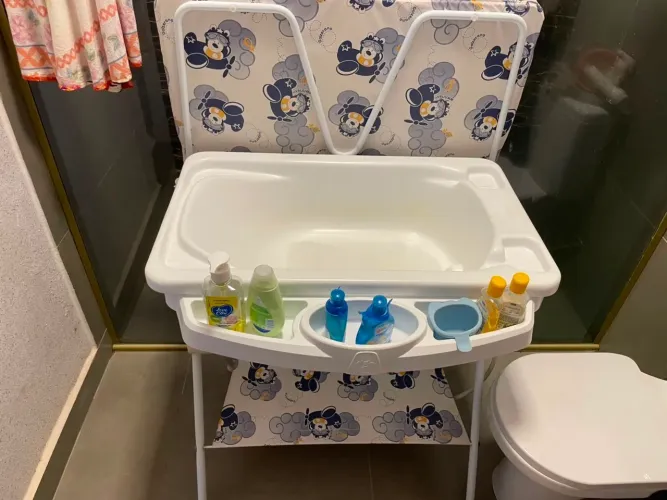 Vende-se mini berço/ banheira com trocador