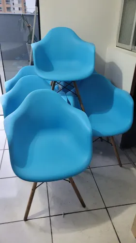 Cadeiras estilo Eames com braço - kit com 6 unidades